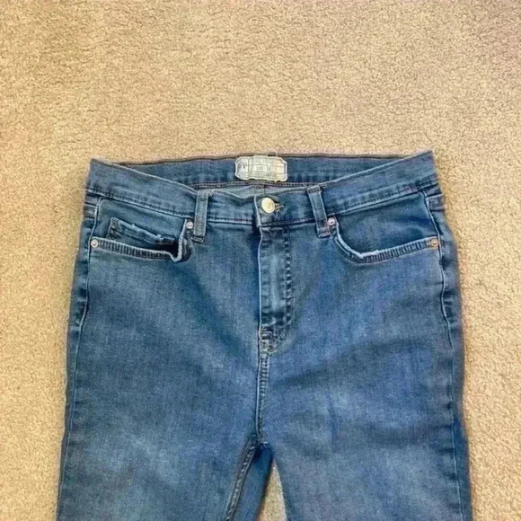 Free people high rise blue distressed knee jeans in size 29 - Picture 2 of 8